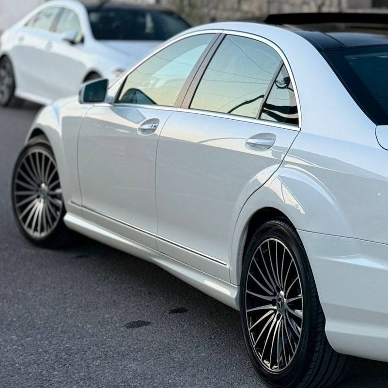 مرسيدس S كلاس 350 AMG موديل ٢٠١٣
خليجي وكالة باكج AMG أصلي

السيارة من النوادر وعلى وضع الشركة
نظافة عالية جداً بدون شخط أو ملاحظات
داخلية زيرو بالكامل والكشنات بلادية أصلية
تراي السيارة ونعومتها مثل الزيرو

لون أبيض صدفي مع سقف أسود
محرك V6 CGI المرغوب
عداد ١٦٠ ألف كم

السيارة بيها صبغ جوة رقم الخلف بالصندوق فقط بدون حادث

سيرفس صفر ومسج بدون أعطال

المواصفات:

- باكج AMG بلادي وكالة
- دعاميات AMG وكالة أصل
- دوسات AMG وكالة أصل
- بانوراما
- باب طويل لارج رئاسي
- جكات
- أبواب شفط
- ناظور ليلي
- رادارات
- ٥ بردات
- حزام أمان ذكي كهربائي
- التعرف على أماكن البارك
- إنارة داخلية متغيرة
- لايت داينمك زينون متحرك مع الستيرن
- داخل بيجي دشبول مطعم لونين
- بصمة تشغيل وبصمة أبواب
- كشنات تدفئة وتبريد وخزن أمامي وخلفي
- صندوق شفط كهربائي
- تحكم بوضعيات الكراسي الخلفية والأمامية

وغيرها الكثير من المواصفات

رقم أربيل تحويل مباشر
المكان: أربيل

🔴 رقم تليفون و سعر علق سوف يوصلك الرسائل


**إذا كنت صاحب هذا الإعلان وتريد حذفه لأي سبب، رجاءا أرسل رسالة إلى الدعم الفني**