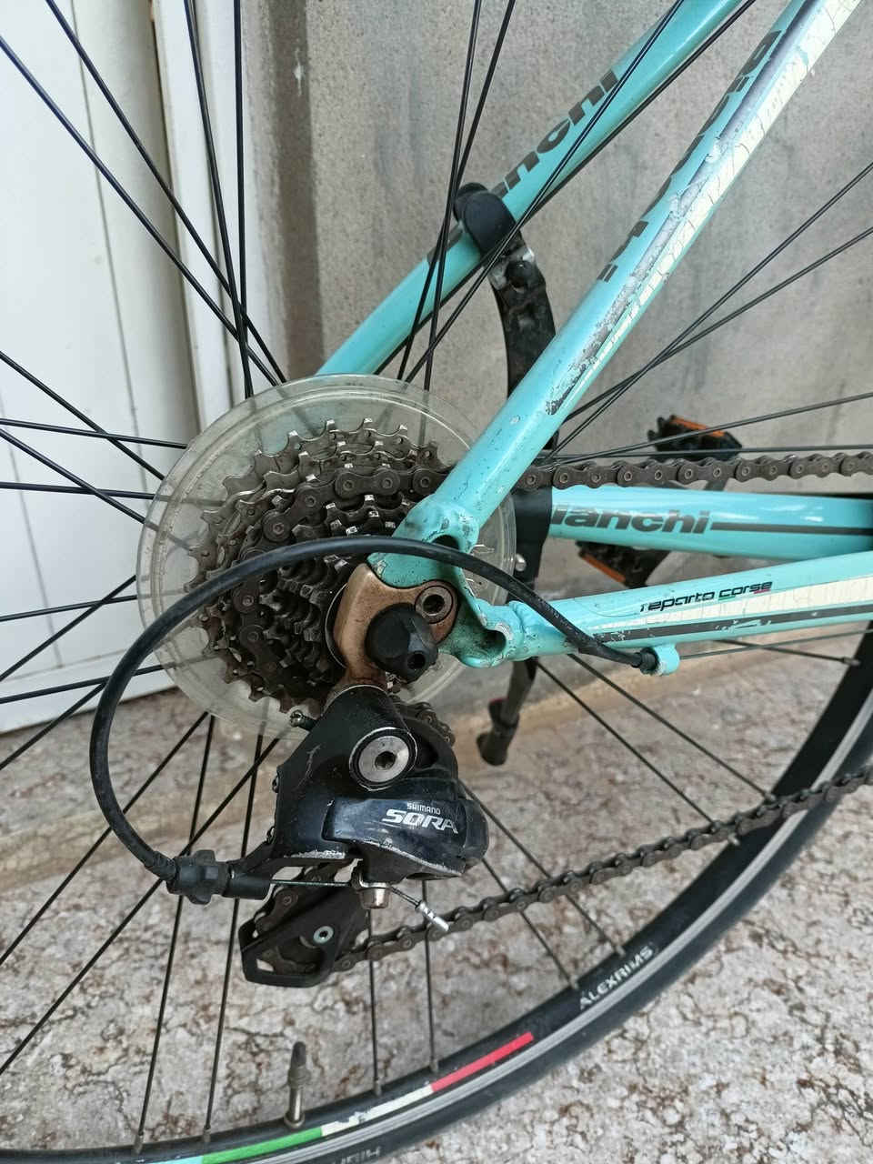 السلام عليكم ورحمة 
رمضان كريم 
بايسكل بيانكا الإيطالية 
700c
نظام رود 9*2
يدات بريك كلارس
سيتم سورا ب الكامل حتى بطيخات سورا 
ماشه كاربون 
قياس S 
ب الكامل وضع الشركة حتى المقعد
دراجة بوزن كلش خفيف يعني اخف من رود حتى 
تفاصيل خاص او اتصل على رقم او واتساب 
متوفر توصيل جميع المحافظات 
السعر 280 الف 
***********
واتساب : ***********
