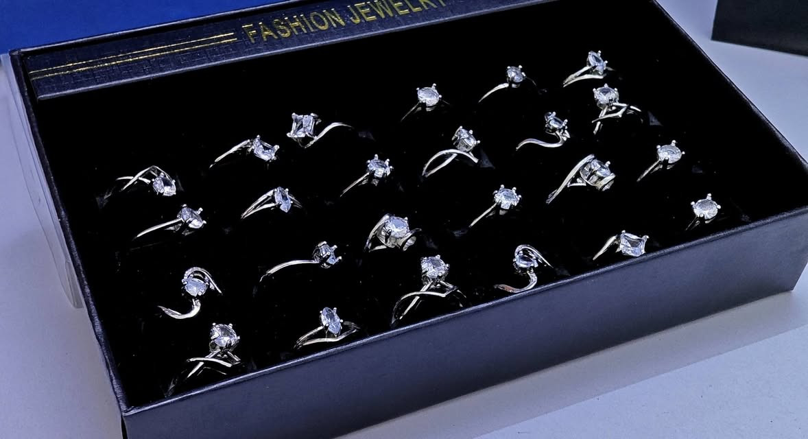 الفخامة مو لازم تكون بعيدة ولا غالية🖤
أهلنا في بسماية العزيزة.. صار الوقت ننهي حيرة الهدايا! 🛑🎁
كثير منكم يحير بمناسبة قريبة، أو يريد يهدي شخص غالي، ويشيل هم المشوار لبغداد، والوقت، والتكلفة، وفوقها الحيرة بنوع الهدية وتغليفها.
في HY.Art، حلينا لكم المعادلة الصعبة:
✅ قطع إكسسوارات راقية: (سوارات، قلايد، محابس) بموديلات مختارة بعناية.
✅ تغليف ملكي مجاني: علبة سوداء فخمة + ورق قش + كارت إهداء "للغالية".
✅ توصيل سريع: لباب عمارتكم داخل بسماية
للحجز أو الاستفسار، تواصلوا معنا عبر رسائل الصفحة 📥
أو اترك تعليق بكلمة "تم" وتوصلك التفاصيل.
عروض الافتتاح كلش حلوة ومناسبة لا تضيعها


**إذا كنت صاحب هذا الإعلان وتريد حذفه لأي سبب، رجاءا أرسل رسالة إلى الدعم الفني**