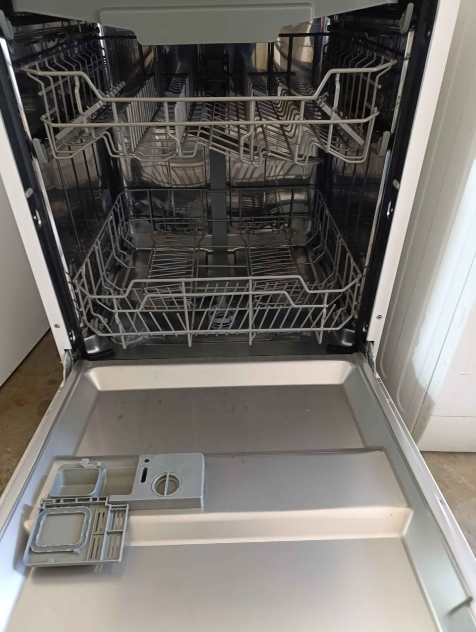 قاپشۆری سەنی ۱٤ نەفەری ، زۆر خاوێنە و ژەنگ و ڕزیوی نییە ، هەیکەلی شوختی پێوە نییە ، وەک نوێ ماوەتەوە نرخی 130هەزارە و لە سلێمانیم *********** السليمانية, العراق
