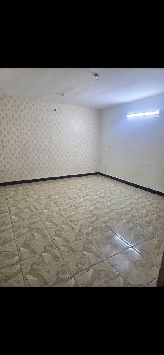 شقة طابق اول حديثة 100 متر للايجار قرب نفق الشرطة وخلف ياسر وعمر شارع مدرسة الازهار تحتوي على غرفة نوم كبيرة ومطبخ كبير وصاله كبيرة وحمام كبير وبيتونه وسطحين والشقة مجهزة تانكي وماطور وسخان وخط سحب بدون اي نواقص
للاستفسار  ***********
