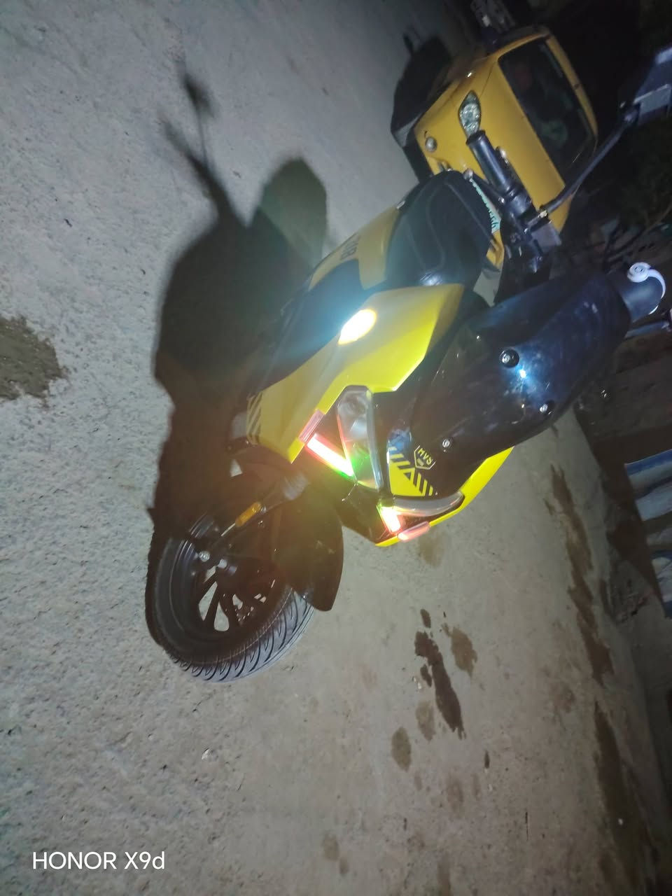 سلام عليكم دراجه شحن البيع جديده صارلهه سبع تشر من اماخذه معنه الكلمه جديده ٦بطاريات مصطره كبار  سرعتهه الحقيقيه 100  تمشيك بل سحنه الوحده  80 كيلو متر مكاني بغداد الوردية قرب جامع سيد علي  بنتجاه سلمان باك وهذه رقمي *********** نضام بك منظومة زنون سويج بطمه كرت السعر 950و بيهه مجال
