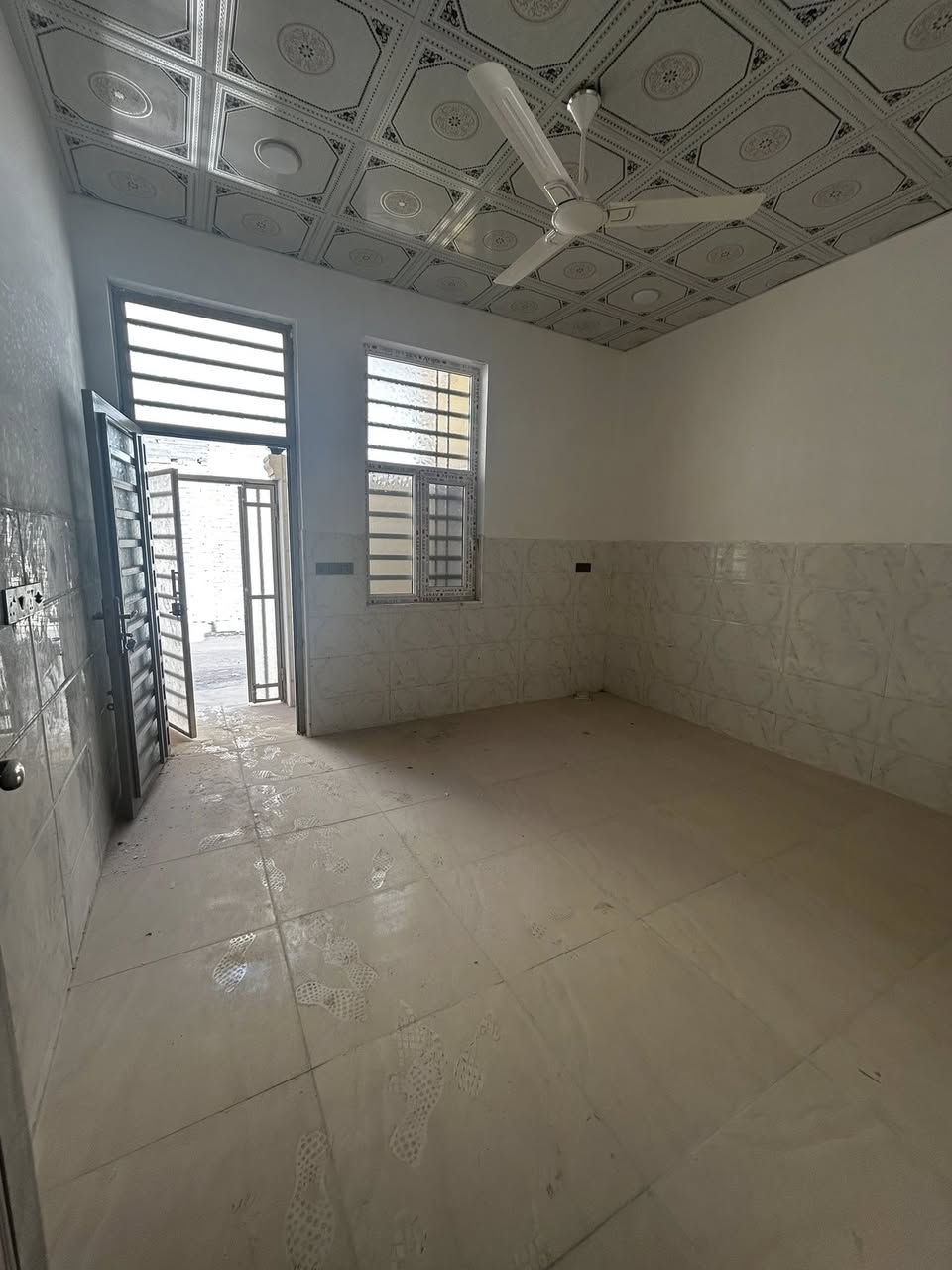 بيت للبيع جديد 🏡

📍 البوبيات عامود 33

📏 المساحة: 52 متر

🚪 الواجهة: 4 ونص متر

📐 النزّال: 11.75 متر

🛣️ عرض الشارع: 8 متر  يبعد 50 متر عن الشارع العام

📝 التفاصيل: زراعي ، سند 25

يحتوي على (غرفتين نوم +وصاله + واستقبال +ومطبخ +وصحيات عدد 2 )

📞للاتصال ..***********
