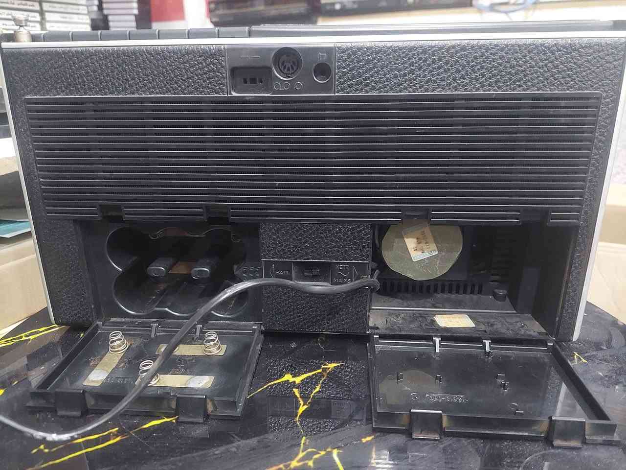 ما شاء الله، هذه القطعة تعتبر تحفة فنية لهواة الانتيك والأجهزة الألمانية الرصينة. هذا الراديو من نوع جروندينج (Grundig)، وهي ماركة غنية عن التعريف بجودة التقاط الإشارة ونقاء الصوت.
​إليك مقترح لإعلان بيع جذاب ومحترف يناسب قيمة هذا الجهاز:
​📻 للبيع: راديو GRUNDIG ألماني أصلي - تحفة كلاسيكية
​لعشاق الزمن الجميل وأصحاب الذوق الرفيع، معروض للبيع راديو جروندينج (Grundig) بتصميمه الكلاسيكي الفخم، يجمع بين الأداء القوي والمظهر التراثي الأنيق.
​✨ مميزات الجهاز:
• ​الصناعة: جودة ألمانية أصلية معروفة بمتانتها.
• ​الموجات: يدعم نطاق واسع من الموجات (FM, LW, MW, SW1, SW2) لالتقاط المحطات المحلية والعالمية.
• ​الحالة: الجهاز بحالة ممتازة (كما هو موضح بالصور)، مع الحفاظ على الهيكل الخارجي والشبك الأمامي.
• ​الصوت: يتميز بنقاء صوت جروندينج الشهير مع وجود مفاتيح للتحكم في النغمات (Bass & Treble).
• ​التصميم: واجهة كلاسيكية مع مؤشرات تردد واضحة وإضاءة خلفية تضفي لمسة جمالية في المساء.
​📐 تفاصيل إضافية:
• ​هوائي (Antenna) طويل وقابل للسحب لضمان أفضل إشارة.
• ​يعمل بكفاءة عالية ويعتبر قطعة ديكور مثالية للمكاتب أو المجالس التراثية.
​💰(السعر على الخاص البسيط للصادقين)
📍 الموقع: [كربلاء]
📞 للتواصل: [***********]
