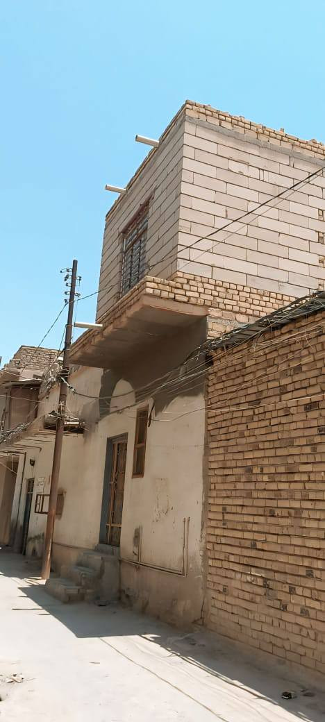 السلام عليكم

بيت للبيع  
منطقة الحويزة قرب الجامع الصغير و شارع لطفي 
 يبعد 40 متر عن شارع لطفي .
مساحة 87 متر مربع .. ديوانية بناء جديد وغرفتين فوك بناء جديد .. باقي البيت ( ديوانية وهول ومطبخ وصحيات ) بناء قديم 
واجهة جبيره وموقع يخبل وفرصة ماتتعوض .

الاستفسار ***********
