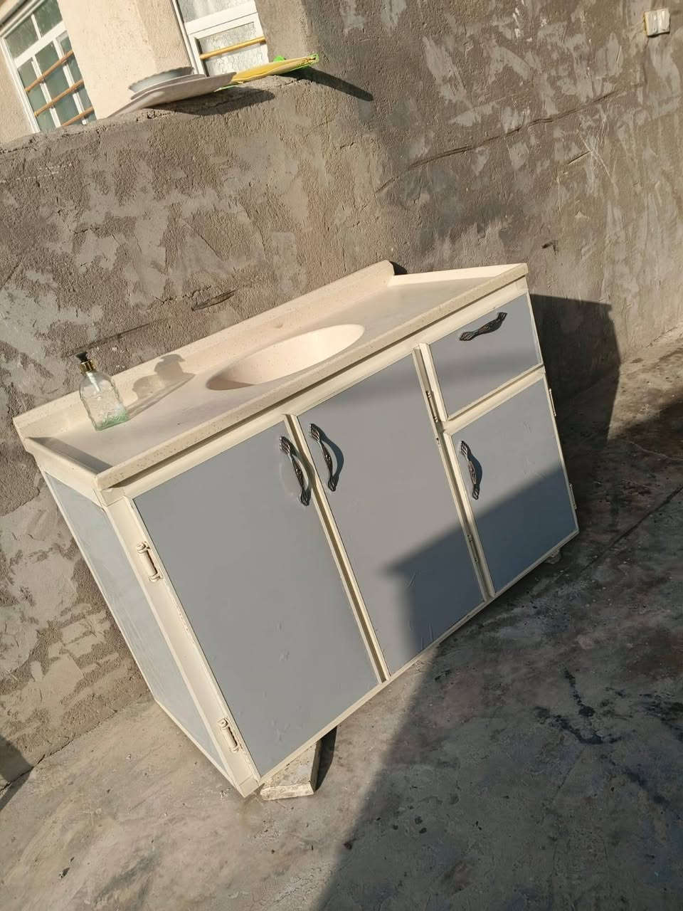 السلام عليكم
كاونتر مترين وسنك متر و عشرين للبيع مكان بغداد سعر ٣٥٠ جديد ونظيف ***********
