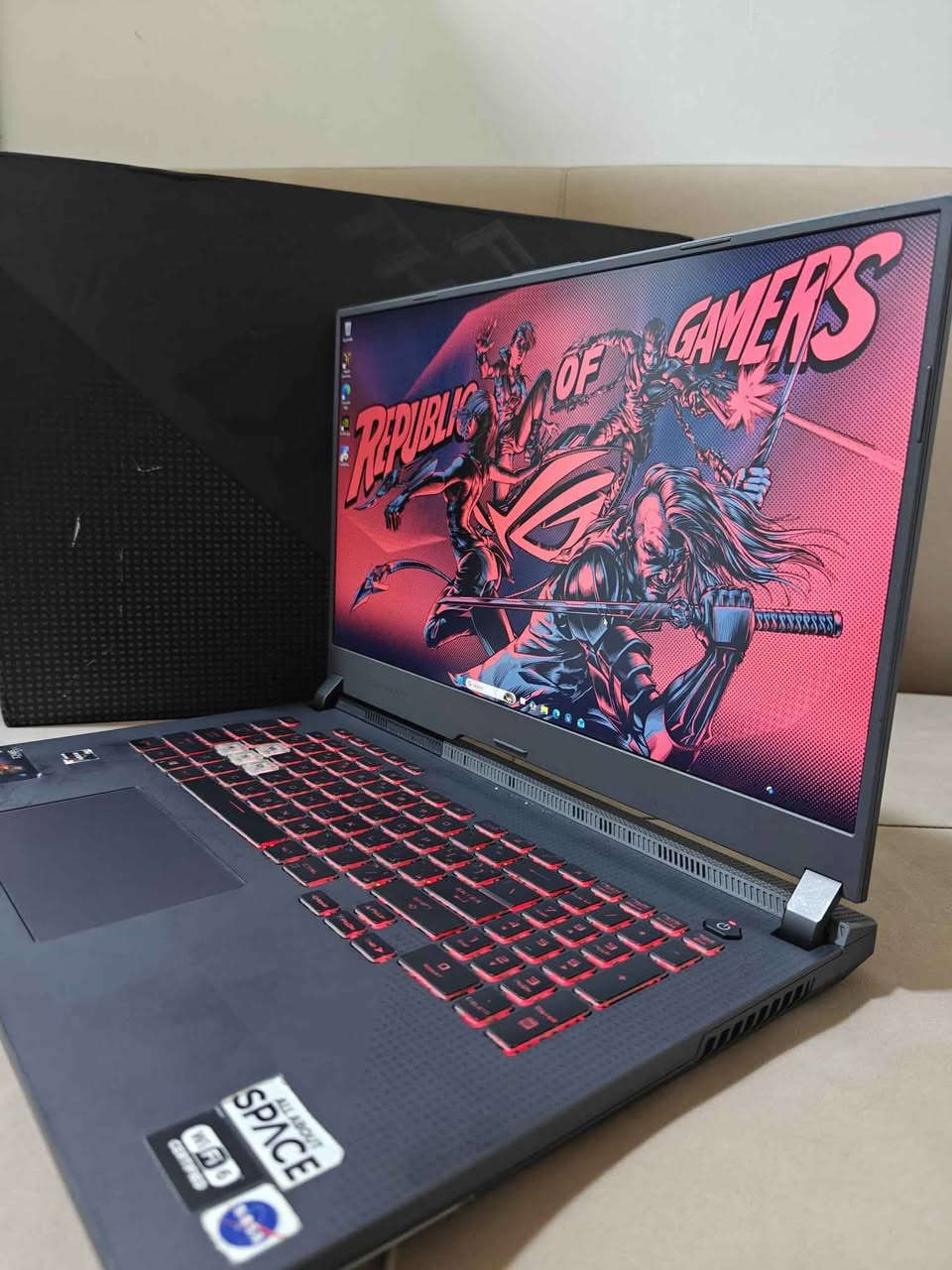 Asus Rog Strix G17 دێوەزمە شاشە گەورەکەی ئەسۆس! 👹💻

برا ئەگەر حەزت لە شاشەی گەورە و تەقینەوەی فریمەکانە لە ناو یارییدا، ئەم Asus Rogـە بێ وێنەیە. خاوەنی شاشەیەکی گەورەی ١٧.٣ ئینجە کە ئەزموونێکی تەواو جیاوازت پێ دەدات لە گەیمین و دیزایندا، لەگەڵ کارت شاشەی RTX 3060 کە هێزی واتەکەی بەرزکراوەتەوە بۆ 130 Watt بۆ ئەوەی بەرزترین کارایی بەدەست بهێنیت! 🚀⚡

مواساتەکەی لێرە بە کورتی نوسراوە: 🛠️
▫️ CPU: AMD Ryzen 7 5800H (8 Cores / 16 Threads) 🌪️ (موقابیلی Intel Core i7-11800H)
▫️ GPU: RTX 3060 6GB 🔥 (بێ منەت بە هێزی 130 Watt بۆ قورسترین یاری و ڕەندەر)
▫️ RAM: 16GB DDR4 3200MHz ⚡
▫️ SSD: 512GB NVMe SSD 💾
▫️ Screen: 17.3" FHD 144Hz 📺✨ (شاشەیەکی ئێجگار گەورە و ناوازە)
ئامێرێکی زۆر بەهێز و جێگیرە، بەشەرت و بە مەرجی تاقیکردنەوە دەدرێت.
💵 نرخ: [لێرە نرخەکە بنوسە]
لابتوب القيمنق الخارق Asus Rog Strix G17 بشاشة عملاقة! 👹💻
للبيع وحش أسوس الغني عن التعريف، يتميز بشاشة عملاقة حجم 17.3 انش وبتردد 144Hz لتجربة ألعاب ومشاهدة خرافية. الجهاز يجي بكارت شاشة RTX 3060 وبقوة كاملة 130 Watt ليعطيك أعلى أداء ممكن بالفريمات وبدون أي تعليق، بالإضافة لمعالج Ryzen 7 القوي جداً للألعاب والبرامج الهندسية. الجهاز مكفول وبشرط الفحص والنظافة.
السعر: [1250,000] 💵

🚕 گەیاندنی خێرا بۆ هەموو شوێنێک بەردەستە / يوجد توصيل سريع لكافة المحافظات 🚚
بۆ کڕین و زانیاری زیاتر نامە بنێرە یان پەیوەندی بکە / للاستفسار وتفاصيل أكثر تواصلوا معنا: 📞

تیلیگرام: @Dyarysabr
*********** 📲
*********** 📲 حلبجة, السليمانية
