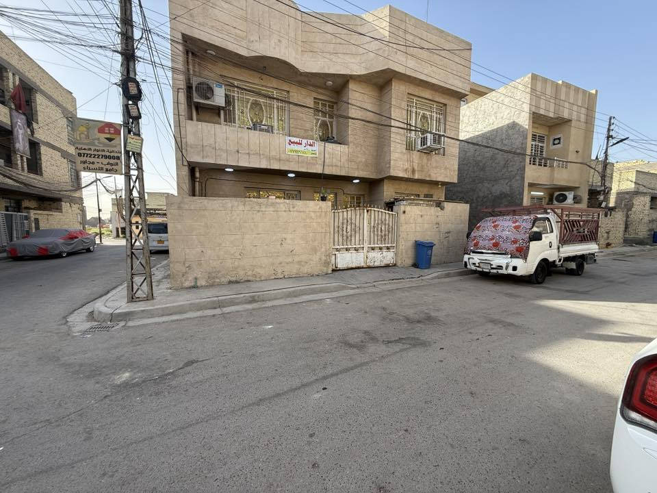 🏠 بيت "ركن" للبيع في الأمين الثانية - زراعي القلعة
بيت طابقين بناء نظيف (سنة 2016) جاهز للسكن.
✨ أبرز مواصفات البيت:
• الموقع: بغداد، حي الأمين الثانية (زراعي القلعة)، موقع "ركن" مميز يوفر إضاءة وتهوية ممتازة.
• المساحة: 100 متر مربع (الواجهة 10م × النزال 10م).
• نوع السند: زراعي سند 25.
• تفاصيل البناء:
• طابقين يحتويان على 4 غرف نوم واسعة.
• استقبال مريحة + صالة.
• مطبخ حار وبارد بتصميم عملي.
• مجموع حمامات عدد 2 وتواليت عدد 2.
• يحتوي على مناور عدد 2 + طارمة/حوش، وبالكونة (شرفة).
• الخدمات: واجهة شمالية، تتوفر خدمة إنترنت، والبيت يقع في منطقة مخدمة بالكامل.
💰 السعر وتفاصيل التواصل:
• السعر: 130 مليون دينار عراقي (وبيه مجال).
• للاستفسار أكثر، يرجى الاتصال بصاحب الملك مباشرة:
• 📞 ***********
• 📞 ***********
