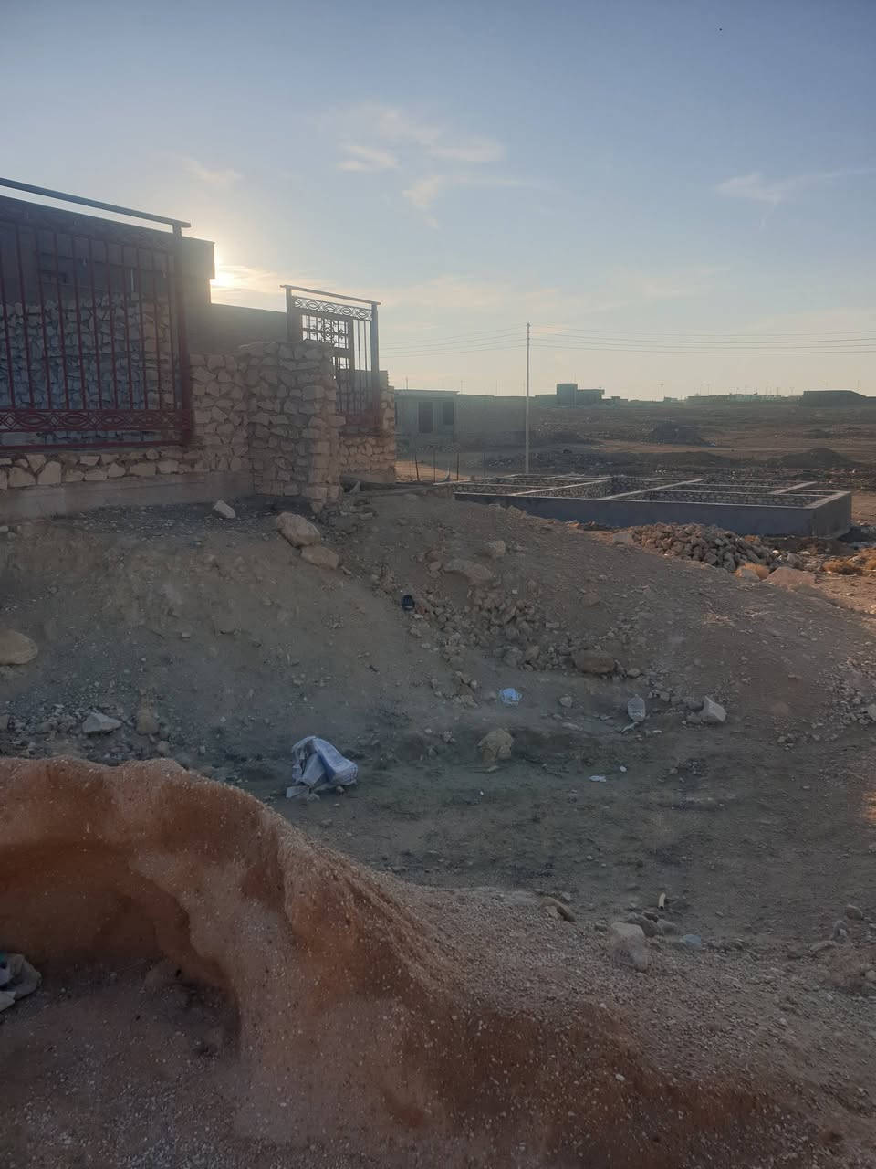 بسم الله
للبيع قطعة ارض طابو صرف 
في منطقة الثمانيه منطقة سكنية 
المساحة(250)متر 
السعر (8)مليون وبيها مجال 
مكتب عقارات الصفا الانبار قضاء حديثة 
الحي العسكري قرب منفذ النواعير او محمد بلنص 
الاستفسار ⤵️
(***********)
(***********)
