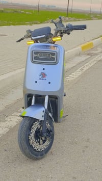 A8T ملف 1800   5 بطاريات   يمشي 65   شحن يكفي 45 كيلو متر   شحن من الص...