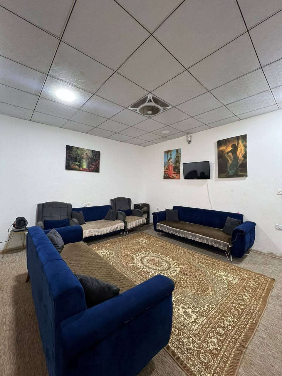 بيت للبيع في مجمع ئافاس Vip ( ١٦٠ متر ) مؤثث بالكامل بس جيب ملابسك واسكن موقع ممتاز يتكون من غرفتين نوم وصالة وحولي ومطبخ وصحيات منفصله وكراج ويبعد عن سوق شقلاوة( ٣ ) دقائق ويسجل باسم كل من يحمل الجنسية العراقية وبسعر(( ٤ )) دفاتر و (( ٣٠ )) ورقة  وللاستفسار يرجى الاتصال واتساب *********** او ***********
