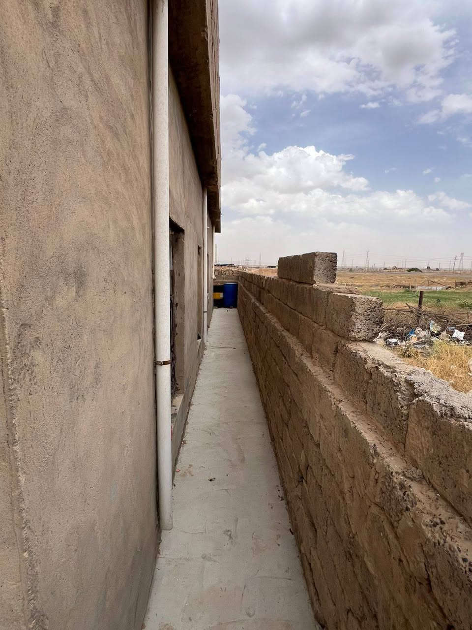السلام عليكم بيت للبيع بدايت تل ابو جراد البيت مكون من غرفتين وستقبال وحمام داخلي كليدور ومسلك ومطبخ البيت يرادلع تعديل شي بصيط مي وكهرباء وخير من الله الكاع طابو زراعي بسمنه)السعر 15 وبي مجال شي بصيط  للتصال (***********)
