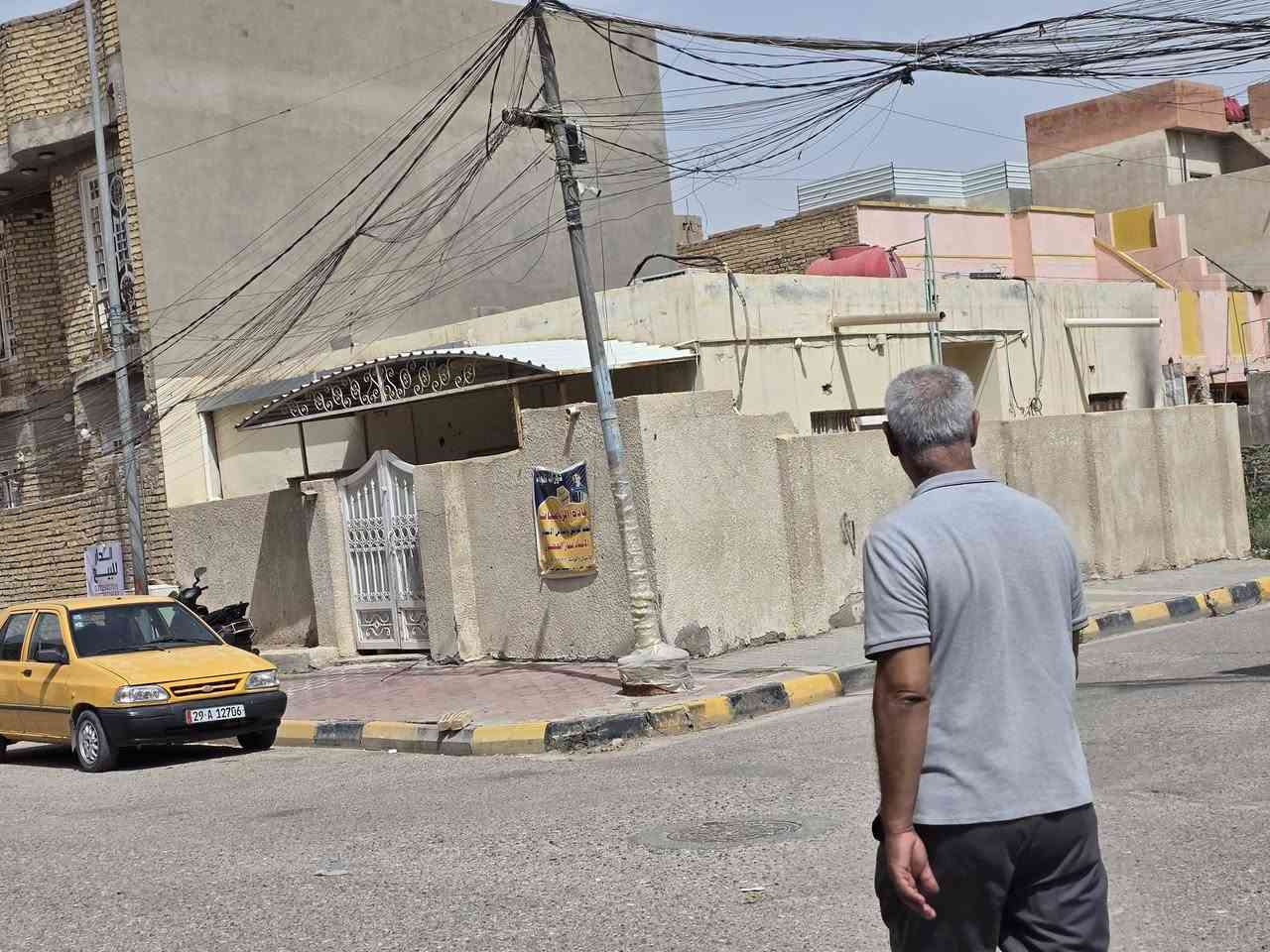 الدار للبيع مساحه 89 متر
واقع حال 100 ركن مربعه 10×10 
خلف مطعم جبوري 
***********
غير متواجد عل فيس
