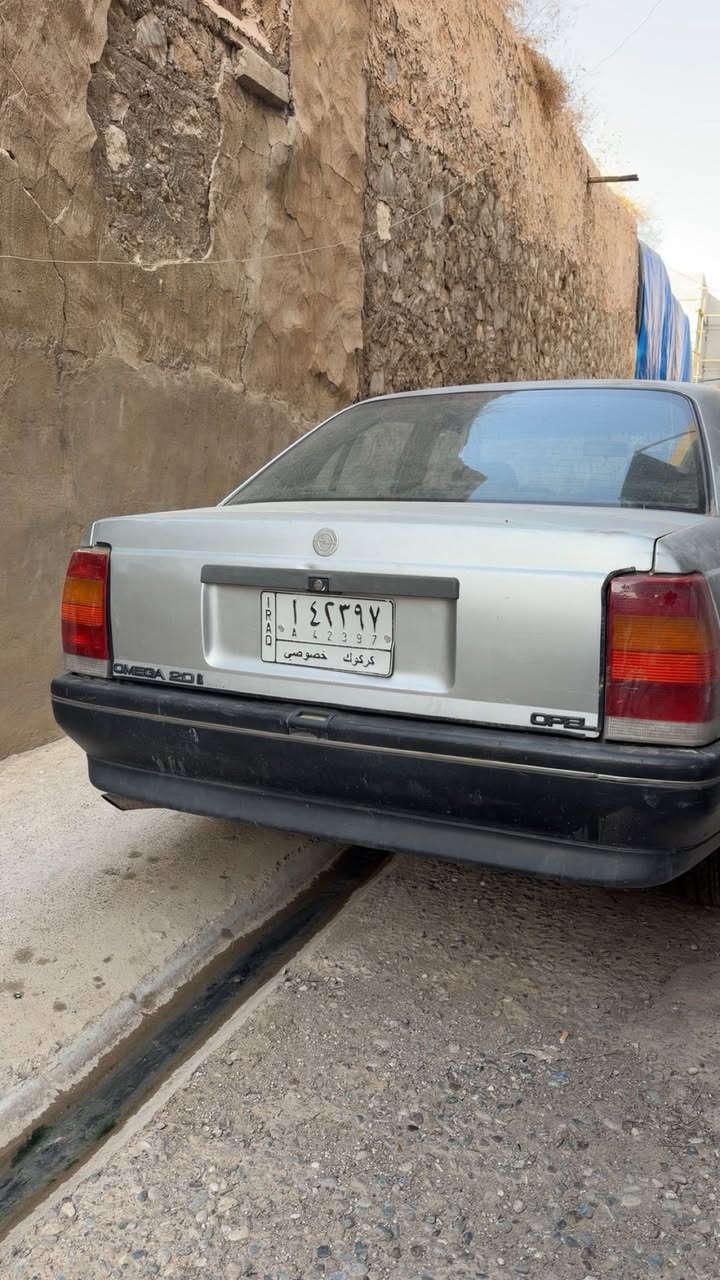 سلام عليكم 
اوبل اوميكا موديل 89
سياره جديده مال بيت 
سياره جاهزه 
تايرات قبل يومين شديتلها ويه دهن محرك تبديل جديد 
سياره احلا من صوره 
تحويل وكلاه نفس اليوم 
***********
