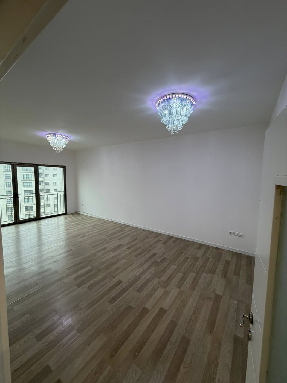 السلام عليكم 
شقة حجم صغير ١٢٩ م للايجار موقعها حي العدل مجمع اليمامة السكني - زون A الطوابق العليا.

تفاصيل الشقة:
٢ غرفة نوم ( كبيرة ماستر + صغيره ) 
٢ حمام
صالة
مطبخ
مخزن - غرفة غسيل
بالكونه
سبالت عدد ٣ 
سخان ماء كبير
ساحبة ( مرشحة هواء )

تفاصيل المجمع:
كهرباء وطنية ( خصخصه ) بالاضافه للمولدات الاحتياط
غاز مركزي او تكدر تستخدم قناني
انترنت فايبر ( الوطني )
حدائق و العاب ترفيه للاطفال
مصاعد
سيكيورتي و كامرات
مواقف سيارات
منظومة اطفاء الحرائق

الايجار 850 دولار للشهر الواحد 
تكون الدفعات مقدما كل (٦) اشهر.
للاستفسار 
***********
