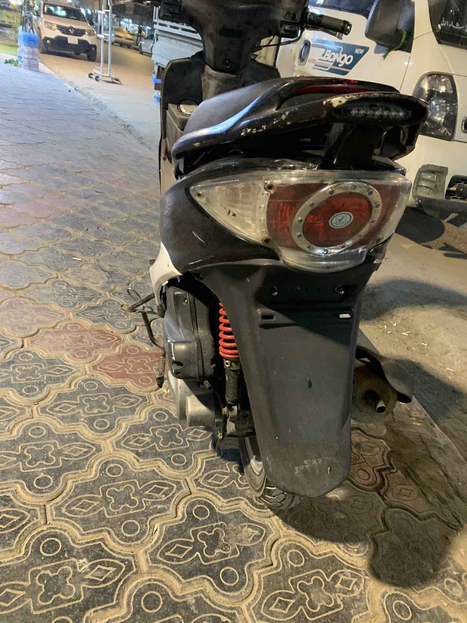 السلام عليكم كامكو G4
مكينه ناعمه كهربائيات شغاله 
نركه سلف 
الدراجه بيها لاستيك ولف تحمه تگطع 
شراي خابرني وتدلل ***********
