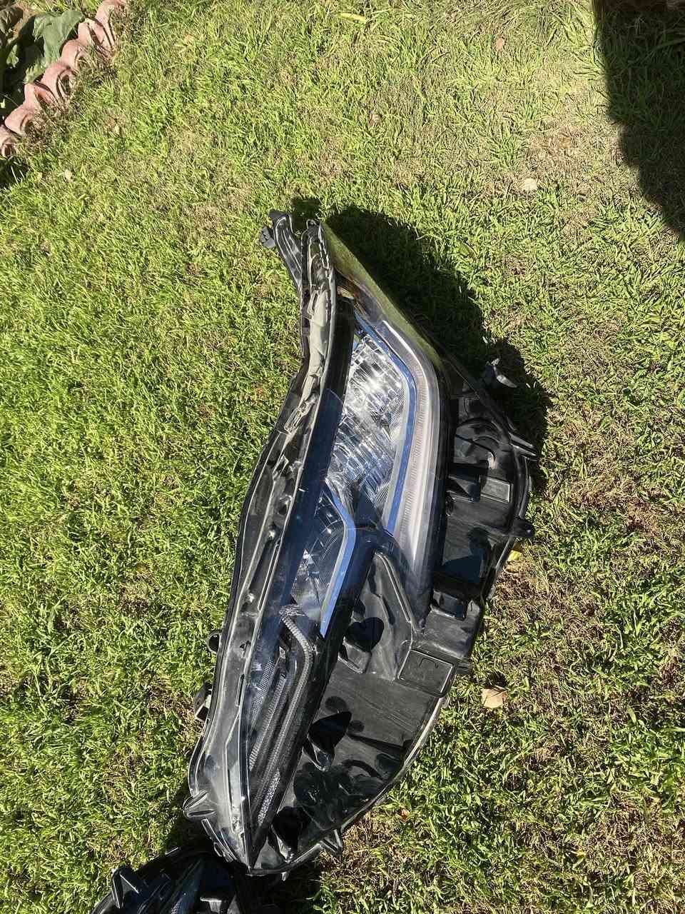 زوج لايتات سينا تجاري جديد كلشي مابي شرط الفحص يرهم Le xle سعر الزوج 250$وبيه مجال 
لاستفسار ***********
