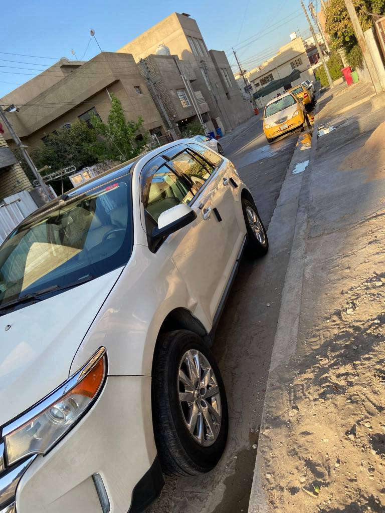 العنوان: فورد إيدج 2013 SEL - نظافة بيت 
​التفاصيل: 
​الموديل: 2013.
​الفئة: SEL (مواصفات حلوة وكاملة).
​المحرك: 6 سلندر، عزم وقوة وتبريد ثلج ما شاء الله.
​الممشى: 200 ألف وشوية (ممشى حقيقي وطبيعي لموديلها، والسيارة مداراة جداً).
​الحالة الميكانيكية: الكير والمحرك والحدادية بشرط الفحص، السيارة جاهزة 
​البدي: [حادث بأمريكا فقط بنيد بدون دواخل ولاشاصي ولا لغد ].وبلعراق بارد + تكحيل 
​المواصفات: حساسات خلفية، كشنات كهرباء، تدفئه كشنات امامي  تحكم ستيرن، شاشة اعطال ، تبريد قطعتين، ويل كب بلادي.
​السنوية: [بأسمي ولتحويل ثاني يوم ].
​السعر: [118] وبيها مجال بسيط جداً للشراي الطيب عند المعاينة. ترهم بيع أو مراوس بصالون 
المكان: [ بغداد ].
للتواصل: [*********** بغداد, العراق
