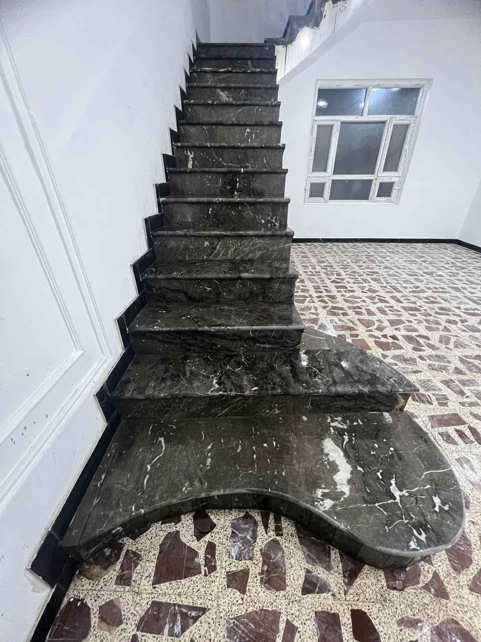 السلام عليكم بيت للبيع التقيه الثالثه قرب معمل زاهي الوزان مساحه ٤٠٠طابقين أساس كونكريت بيت جاهز من كلشي بيع مع اثاث او بدون اثاث الديوانيه ***********
