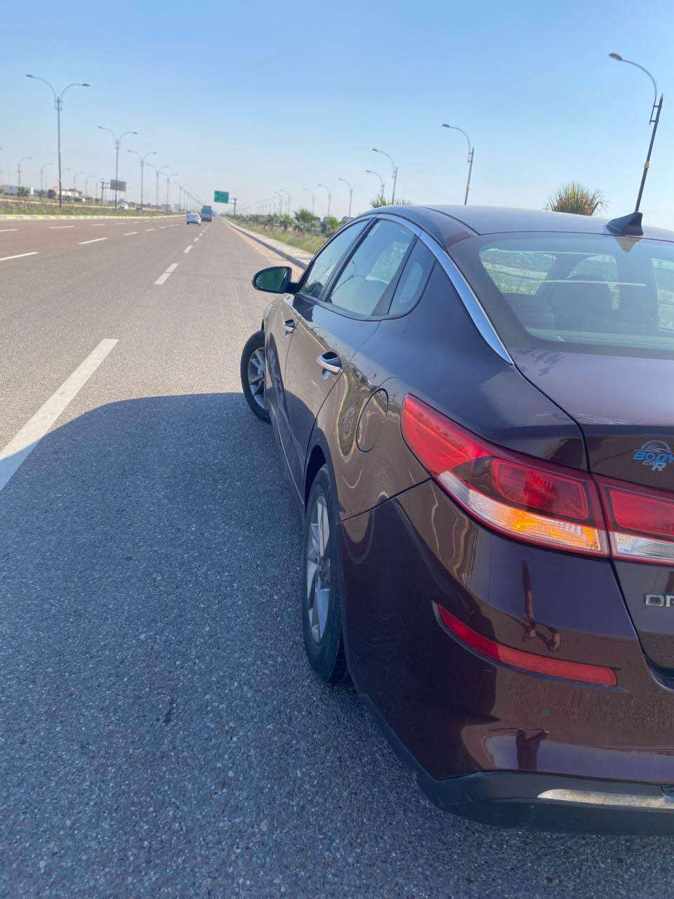 السلام عليكم 
كيا اوبتيما 
موديل 20 (امريكي)
مكينه 2.4 GDI
ضربتها دعاميه وجاملغ وبيها بارد باب خلف السايق شبر مو هواي
السيارة جاهزه من كلشي مكينه كير حداديه جديده تايرات ادامه كامله بيها بانزين كله محسن 
مواصفات(FE)
شاشه 
كامرة وحساسات 
نقطه عمياء 
رادار 
وباقي المواصفات
مكان السيارة بصرة 
للاستفسار:*********** البصرة, العراق
