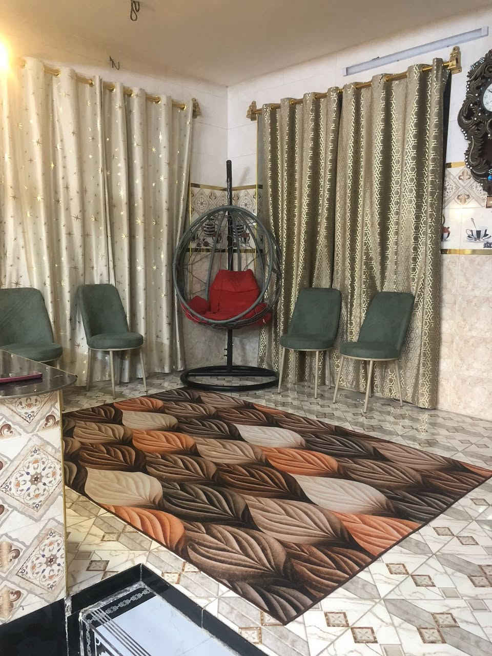 سلام عليكم بيت بالستكشافات شارع ملعب الجوهره المساحه 150 ركن بيه 2غرف وحده بلطابق الاول وثانيه بلطابق الثاني +مطبخ + صالتين + استقبال+ كراج 
بيه خطين كهرباء جاي على المنطقه تبليط وباقي خدمات 
السعر 62 وبيه مجال  
للتصال ***********
