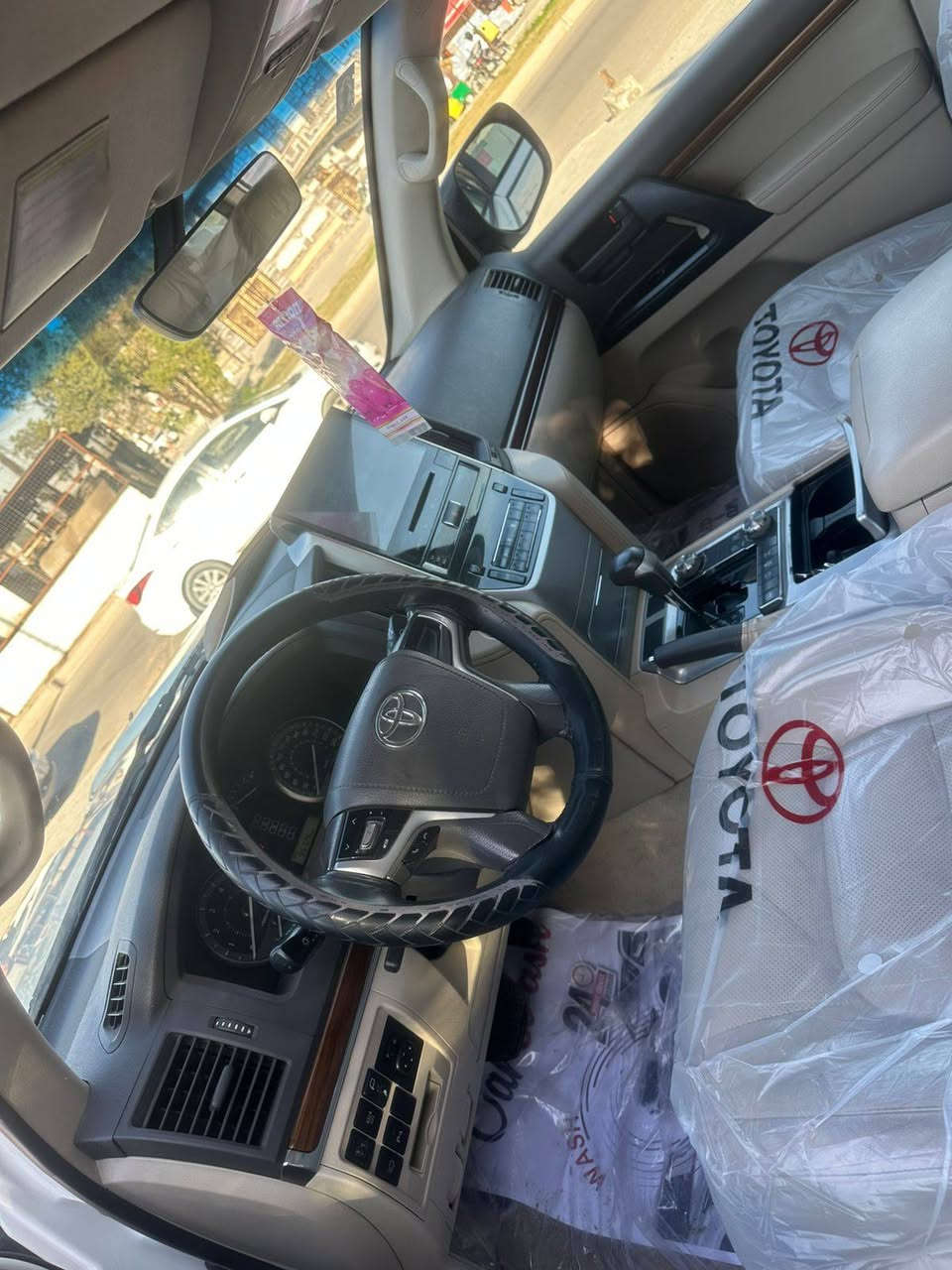 سلام عليكم
لاند كروز 2018
بيها صبغ ب باب الصدر  من جوه +مفتوح  والباب الخلفي بس صبغ بدون فتح + بيها تصليح بل دوسه
بدون ايرباك بدون دواخل
صبغ شويه من جوه فقط 
ماشيه 90 الف حقيقي
فول مواصفات للأخير
رقم بغداد مميز 
السعر 443 
مكان بغداد البلديات 
للاستفسار ***********
