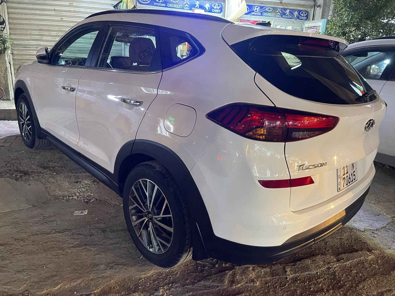 توكسان موديل 21 خلجي فول مواصفات رقم بغداد جديد محرك 2000
فتحه
 بصمه 
داخل جلد
 اعلى فئه بلتوكسان 
مكينه كير مكفوله
 تخم تاير جديد 
حداديه جديده هزه جديده
 ماشيه 90 الف 
بيها 3 مكانات بارد بسيط
 مكان بغداد السعر 195$
رقم الهاتف ***********
