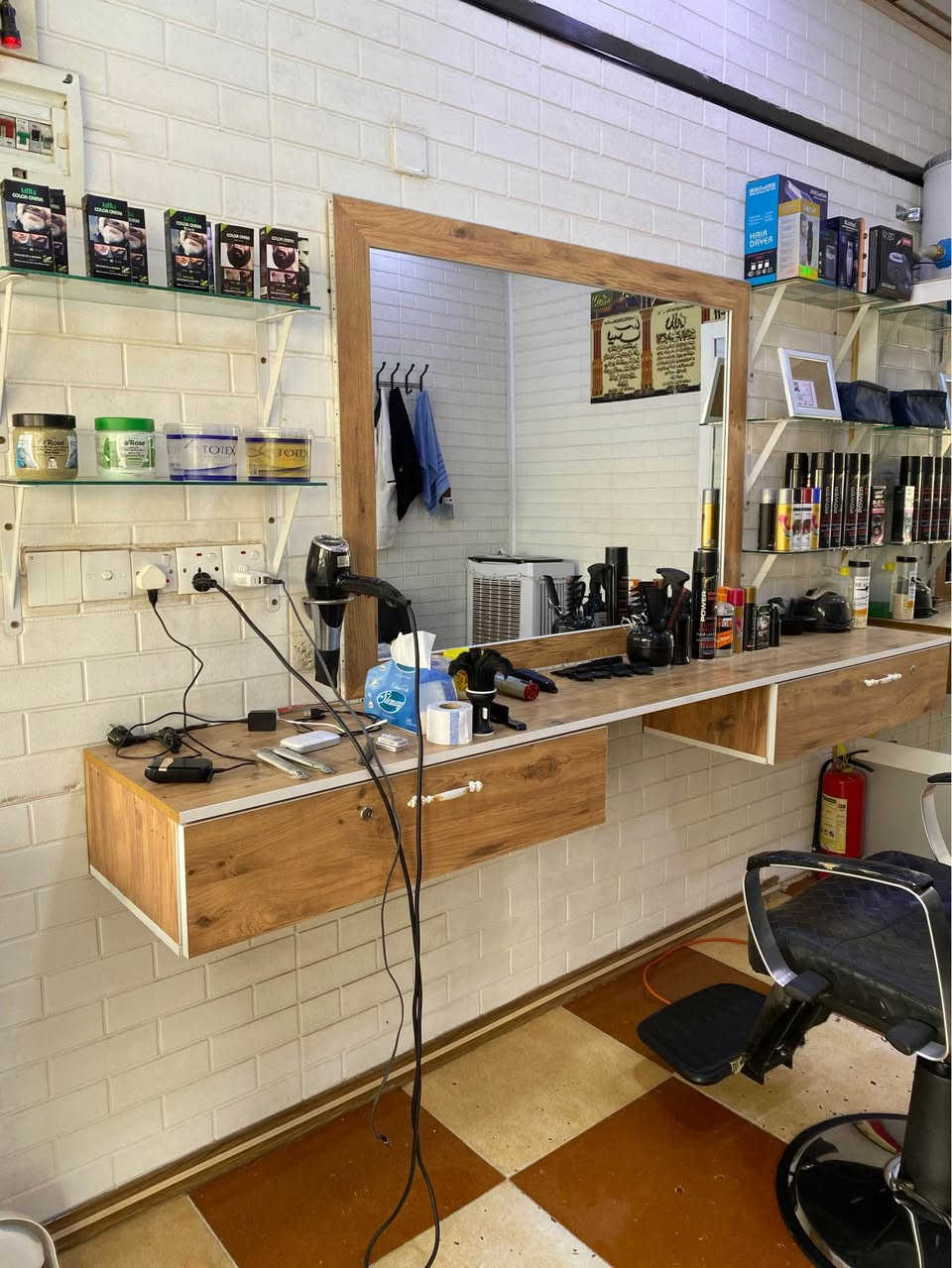 سڵاو ئەم ئەشیانە بۆ فرۆشتن 

رەفەی دەلاکی و ئاوێنەکەی بۆ فرۆشتن زۆر تازەیە 
رەفەکە mdf و دریژیەکەی ٢ مەترو نیوو پانیەکەی ٤٠ سانتیمە 
ئاوێنەکە  درێژی ١ مەتر و نیو 
پانیەکەی 1 مەتر
نرخی ١٧٠ هەزار کەمێک معامەلە 

کورسی دەلاکی بۆ فرۆشتن زۆر تازەیە و جەگ و گێری مەزبووتە و کێشەی نیە هیچ شوێنێکی نەدراوە نرخی ١٥٠ هەزار و کەمێک معامەلە 

ئاوێنەی پشتەوە سپیەکە بۆ فرۆشتن 
درێژی ١ مەتر و نیوو
پانی ٥٠ سانتیم 
نرخی ٢٨ هەزار  قفڵ 

رەفە بچووکەکان بۆ ئەشیادانان لەسەریی بۆ فرۆشتن 
درێژی ٥٥ سانتیم پانی ١٧ سانتیم 
هەمووی بە یەکەوە ئەفرۆشم ٥ دانەیە بە ٢٥ هەزار قفڵ  

ناونیشان سلیمانی ڕاپەرین 

نامە بنێرن یان تەلەفون بکەن لە خزمەتانام
***********

تکایە گەر موشتەری نیت سەرمان مەیەشێنە لەگەڵ رێزم السليمانية, العراق
