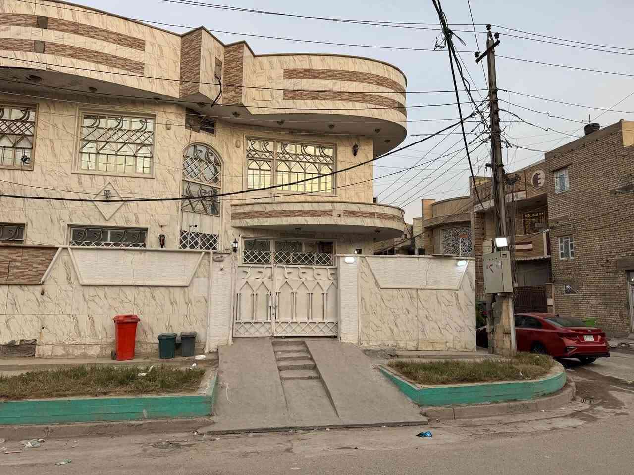 دار سكني للبيع – البلديات (UN) مقابل الجسر
📍 ثاني فرع خلف مقهى عيون البلديات
📐 المساحة: 133.5 م²
📏 ركن – الواجهة 10.5م × النزال 12.5م
🏗️ بناء سنة 2014 – مسلح
🔹 الطابق الأول:
كراج سيارة، استقبال، هول، غرفة نوم، صحيات، مطبخ، ترك.
🔹 الطابق الثاني:
هول، صحيات، 3 غرف نوم.
🔹 الطابق الثالث:
بيتونة + غرفة نوم واحدة.
دار مرتب وموقع مميز مقابل الجسر، قريب من الخدمات ومناسب للسكن العائلي.
📞 للاستفسار والتفاصيل: ***********
📲 متوفر واتساب أيضًا
