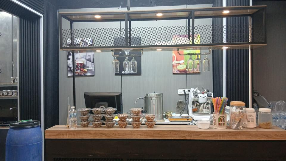 العرض اليوم بغداد موقع جديد #للبيع كوفي 
كراده داخل 
بيه 12 طاوله 
مساحه 200  متر
كامله اربع سبالت كنتوري انفيرتر 
شاشات عدد اربع حجم 75 
بارستا كامله من كلشي 
نراكيل 30 تقريبا طه كلهن
وبعد غراض بيها كوفي جاهز وشغال
الشراي يجي خاص
***********
***********
