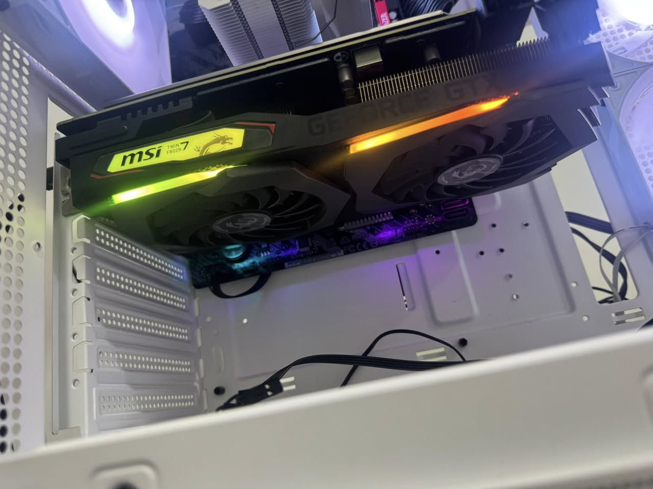 بيسي قطع للبيع 

1- i5 14400f+h610asrock 
‏+مبرد 
كلهم سعرهم 340 قفل قفل قفل 
والله سعرهم قفل ترة 🤍 وداعت امي قفل 🙂🤍

2 gtx 1660super msi 
الكرت بحالة ممتازة جدا ونضيف 99‎%‎
السعر 175
3- m.2 1tb قطعة جميلة جدا 
120الف 
4- ram 8gb احمر 
‏35الف 
5-case لون ابيض يخبل 
السعر 90 قفل 
6 - power 550 
60الف


**إذا كنت صاحب هذا الإعلان وتريد حذفه لأي سبب، رجاءا أرسل رسالة إلى الدعم الفني**