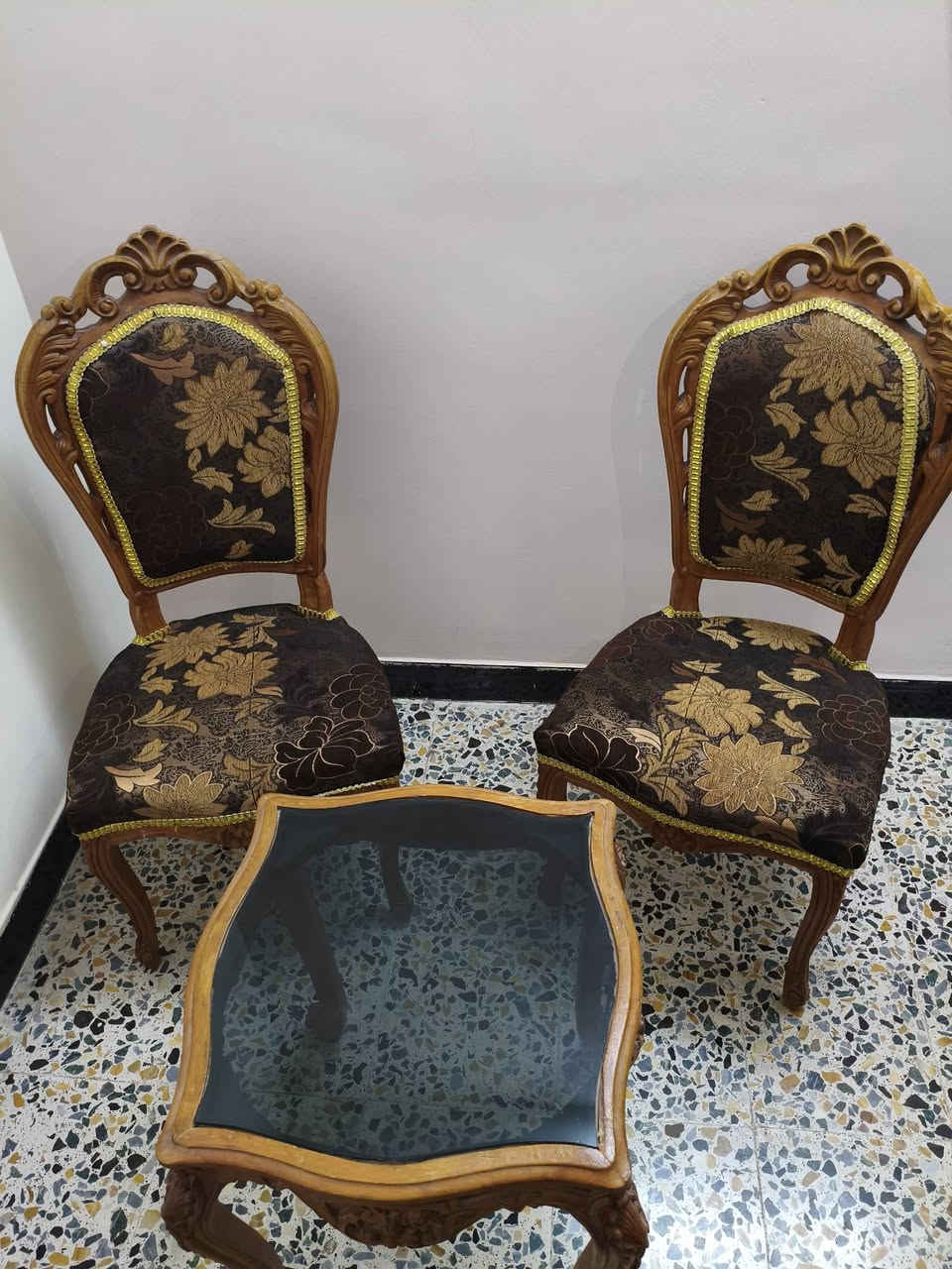 السلام عليكم
غراض منزليه للبيع 

1- قنفات 12 مقعد تحتوي على مساحة تخزين داخليه لكل مقعد ، وتنفتح تصير جربايه ، سعرها 600 

2- ميز تلفزيون بلازما زجاج ، سعره 100

3-  كراسي عدد 2 خشب صاج مع طبله زجاج ، السعر 100 

للتواصل متواجد واتساب ***********
