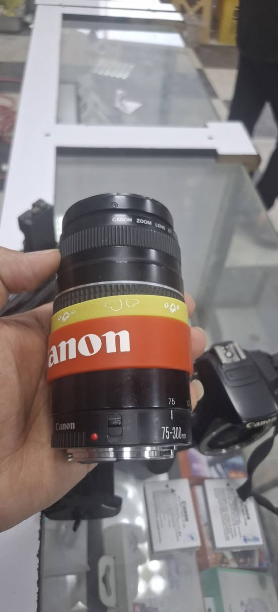للبيع 📸
كاميرا Canon EOS 700D
نظيفة جدًا وبحالة ممتازة
المواصفات والملحقات:
شاشة لمس قلاب
عدسة أصلية 18-55
عدسة 75-300 كانون 
شاحن
بطارية عدد 2
كرب يحمل 2 بطاريات
رام 16GB
السعر: 650


**إذا كنت صاحب هذا الإعلان وتريد حذفه لأي سبب، رجاءا أرسل رسالة إلى الدعم الفني**