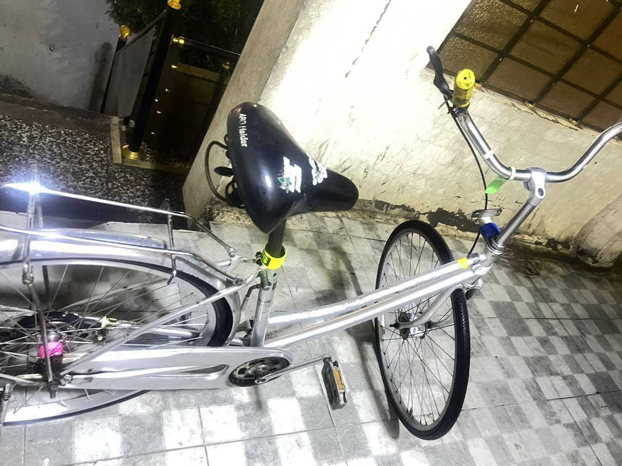 السلام عليكم بايسكل بناتي للبيع حجم 26 لون رصاصي كامل مكمل اي نقص ماكو بس الستاند من تنزله يرفع عالي بس يوكف كلشي مابي واذا ماعجبك اطيك واحد ثاني جديد وموجود الجاملغ الامامي ووياله كامله مختمه وبي شخوط بايدر مكسور اعطال بسيطه ميكلفن /مكاني بغداد حي الاعلام ورقمي *********** (السعر 70 وبي مجال تجي بيك خير وتدلل)
