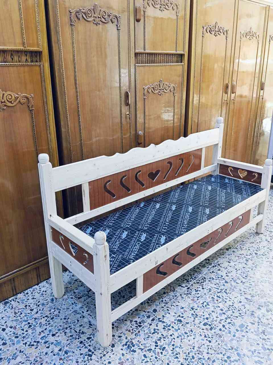 السلام عليكم ورحمه الله وبركاته 
متوفر كرويتات شغل عراقي خشب روسي 
قياس عرض ٥٥ سم الطول ١٧٥ سم ٣ نفرات 
متوفر جملة مفرد 
للحجز الاتصال على الرقم 
***********
***********
