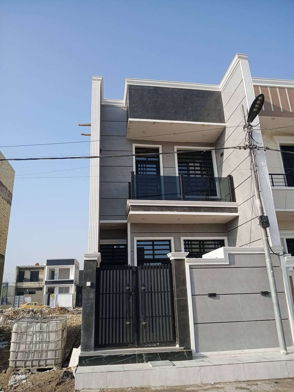 السلام عليكم 
بيت للبيع مساحة 100 متر طابو زراعي 
موقعه ( بكاع بيت بنية فرع 29 على اليمين ).
بناء طابقين شغل فول درجة اولى  السعر 120 مليون وبي مجال للشراي .
الاتصال على الرقم ***********
