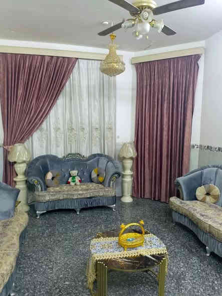 السلام عليكم بيت للبيع مساحته 170 متر طابو زراعي سند 25 طابق الاول كراج سيارة وغرفة نوم غير ظاهرة في الصور وهول وصاله ومطبخ وصحيات والطابق الثاني غرفتين نوم مفتوحة بغرفة واحدة غير ظاهرة في الصور وهول  في الصور العنوان الكرامة يبعد خمسين متر عن شارع ستين البيوت الي خلف شارع الضريبه وايضا خلف حلويات سنتر بوينت من جهة حي الطيارة قريب جدا تفاصيل اكثر*********** بي واتساب أو خاص موجود
