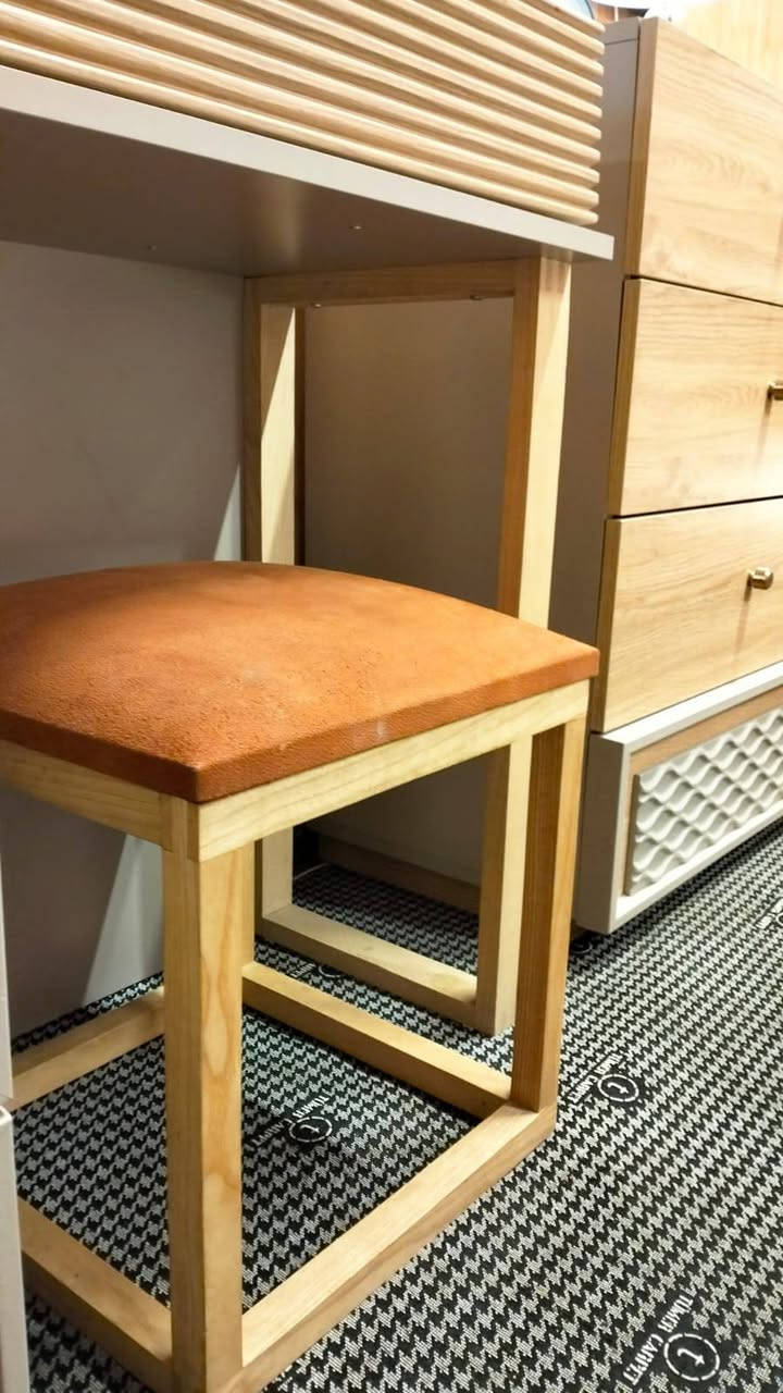 غرفة سويدية 8 قطع
نضيفه 100/100
بيها انارة ومخزن بالسرير 
***********
مكان بغداد جسر ديالى
