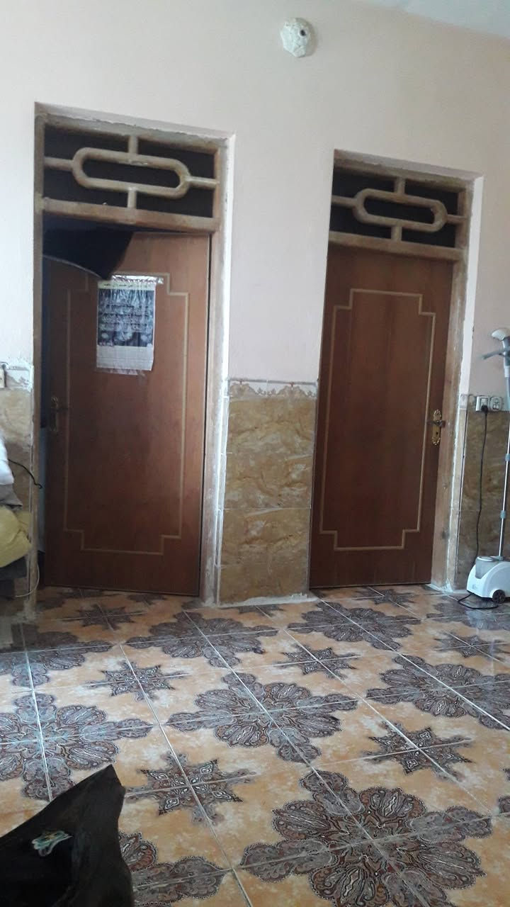 بيت للبيع مساحته 120م طابقين سيراميك الطابق الأول يضم استقبال وهول وغرفة نوم بالإضافة للمطبخ والحمام والصحيات والطابق الثاني غرفتين وهول وحمام بناء 2014
ملاحظة :البيت بدگوني الواجهة الموقع الماجدية قرب تسواهن 
الهاتف ***********
