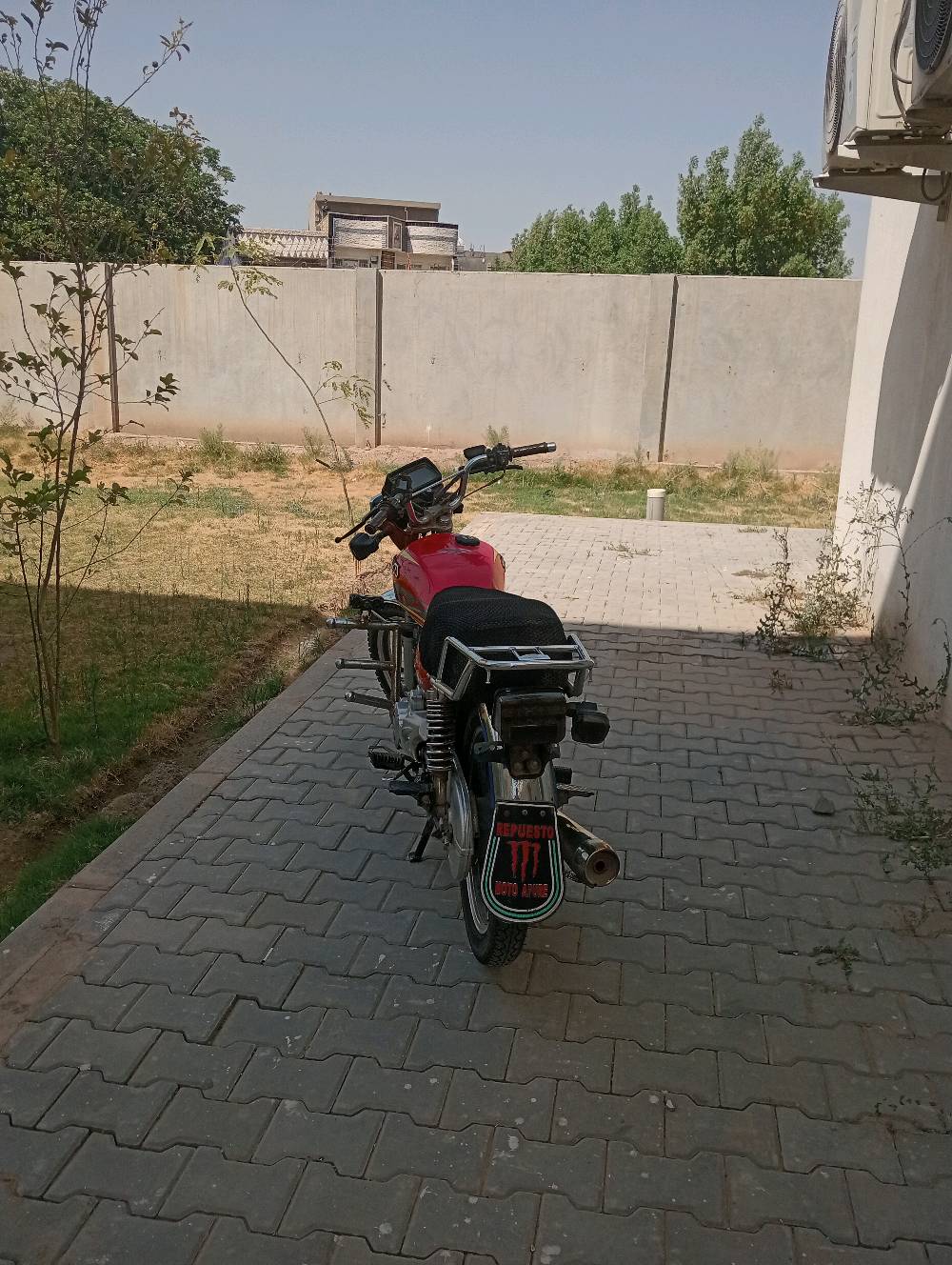 دراجة ايراني سونلك موديل 23
150cc 
دراجة مستعملة 
نظافة زينة 
كهربائياتها جيدة 
تايرات شوي تعبانات 
دراجة قوية وتتحمل امانه الله 
السعر 500الف وبيها مجال
 
دراجة بيها منفيست ومكاتبة اكاتبك عليها
مو شراي لا تراسل 

مكاني بغداد بسماية، مناطق المجاورة