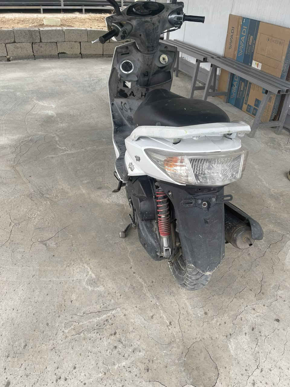 سلام عليكم سكنس فحل درجه تخبل ساعه ومعدل درجه نضيفه لا مفرحه ولا بيه نقص شي لمكان  سعر ٦٥٠رقم صاحب دراجه ***********
