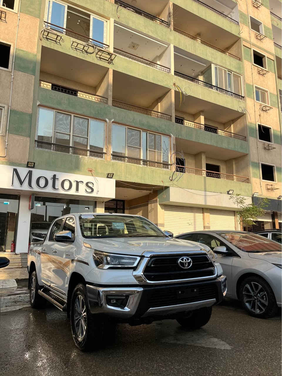 *تويوتا هايلكس S-GLX 4x4 R5 2026 زيرو النسخة السعودية* 

*اللون*: أبيض  

*الموتور والأداء*  
1. محرك 2700 سي بنزين 
2. قوة 164 حصان 
3. دفع رباعي 4x4 
4. فتيس أوتوماتيك

*الصالون والراحة*  
1. تكييف أوتوماتيك ثنائي المناطق Dual Zone  
2. دخول وتشغيل بصمة Keyless Entry & Start  
3. نوافذ ومقاعد كهربائية  
4. طارة مالتي فانكشن + باور ستيرنج  
5. فرش داخلي قماش أصلي - 5 مقاعد - 4 أبواب

*الأمان*  
1. شاشة تاتش + كاميرا خلفية + حساسات ركن  
2. ABS + EBD + ESP ثبات إلكتروني  
3. وسائد هوائية أمامية وجانبية  
4. مفتاح مشفر ضد السرقة + إنذار

*الترفيه*  
1. بلوتوث + راديو AM/FM  
2. مدخل USB + مدخل AUX  
3. 4 سماعات أمامي وخلفي  

للتواصل على: 
01123332551/for call&whatsapp 
Mahamed emad 
📍Kamal motors


**إذا كنت صاحب هذا الإعلان وتريد حذفه لأي سبب، رجاءا أرسل رسالة إلى الدعم الفني**