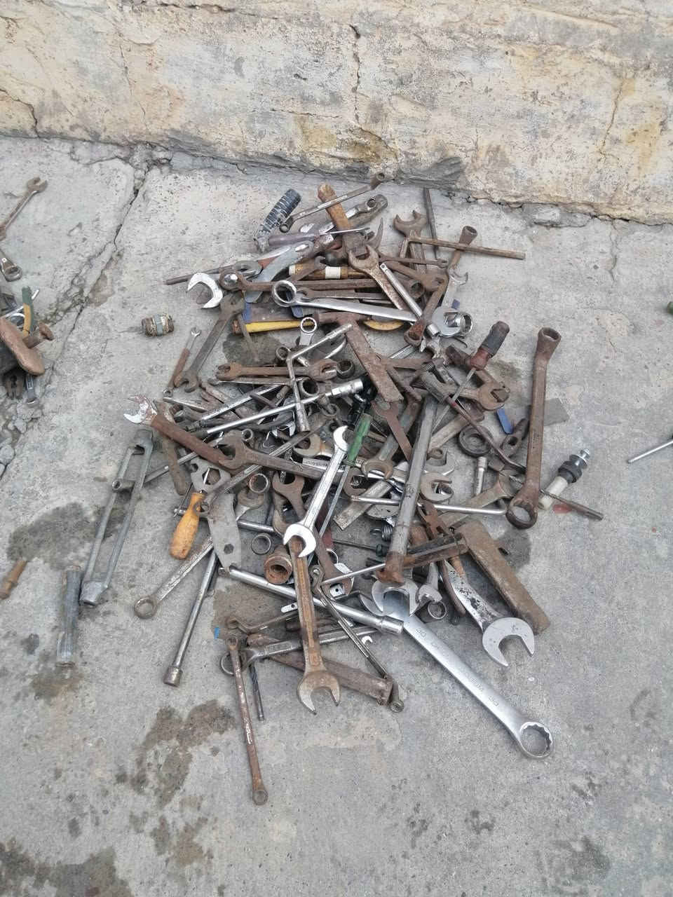 اغراض للبيع مايقارب ٥٠٠ قطعه اصبانه للاستفسار اتصل على الرقم ***********
