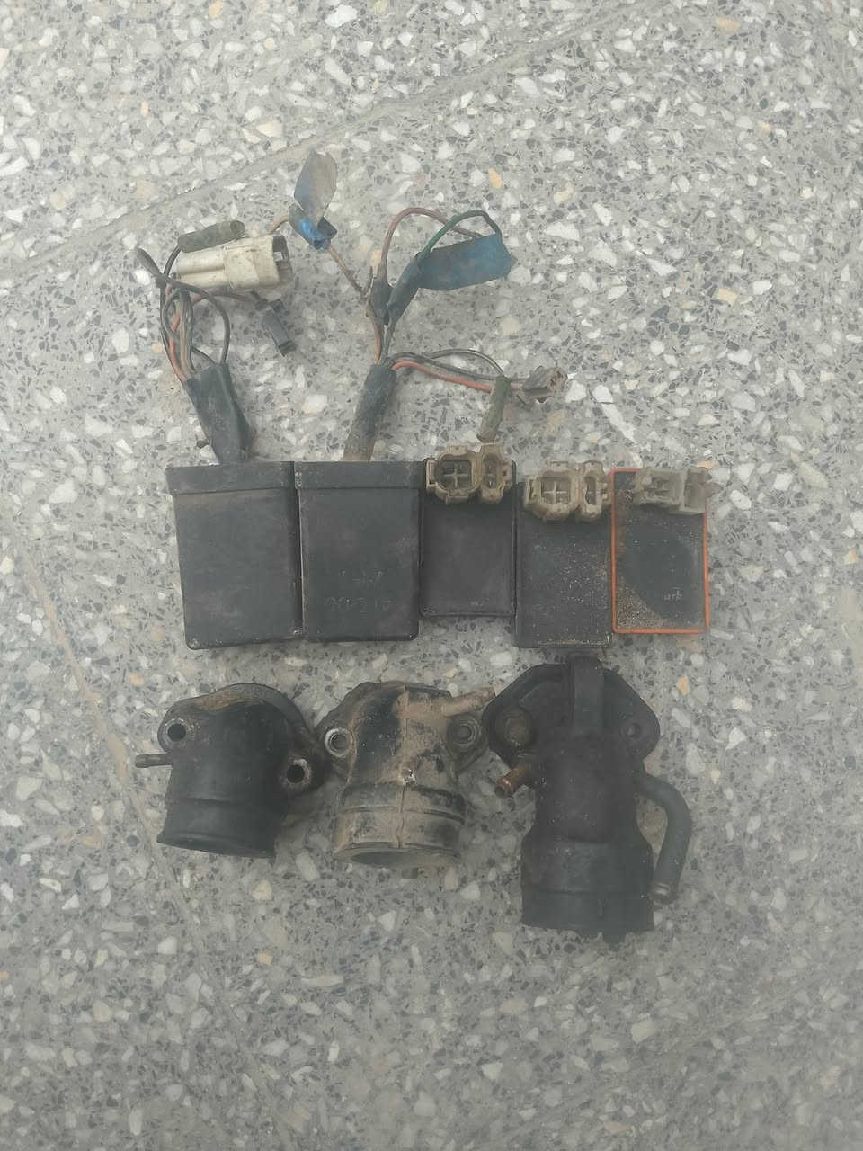 السلام عليكم عقول 2 يشتغلن بريز وفراشة 2 ايراني خمسة كير 1 أربعة كير 
كابريترات هل موجود 1 سكنس جديد ممشتغل 
ثنين ايراني 
ثنين ماكس رمبة مو تجاري 
واحد فراشة 
ابيع شلعات لعقول كلهن وي جوينات ب25 
ولكابريترات شلع ب25
مكاني بغداد بلديات 
***********
