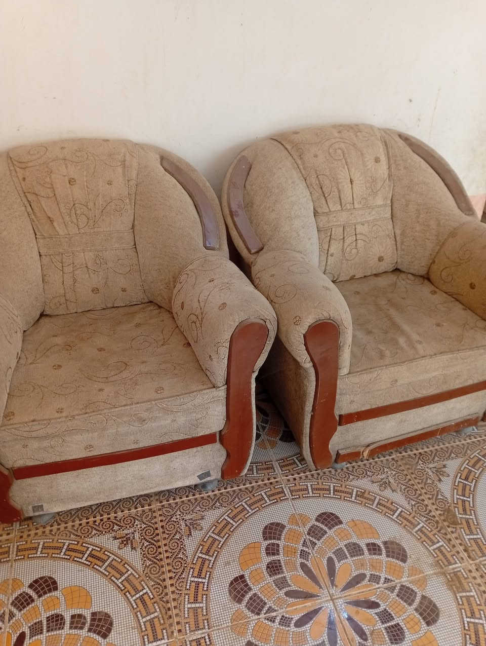 تخم للبيع اربع كراسي وقنفتين ***********
