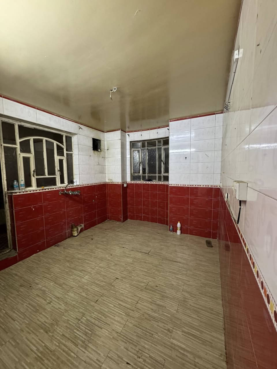 #للايجار______في_______السيديه
شقه طابق  2 مساحه 130 متر🔶

تحتوي على 2 نوم وصاله ومطبخ وخدمات 🔶

#الايجار 550

موقع السيديه شارع الخيزران 📍

للاستفسار الاتصال على الارقام التاليه
***********
