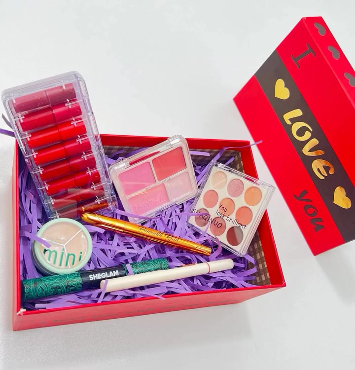 عرض مكياج عيد الحب 😍
كونسيلر Kaliya Beauty: يأتي في علبة خضراء مكتوب عليها "NATURALLY GOOD SKIN"، وهو كونسيلر ثلاثي الألوان مصمم لتغطية الهالات السوداء والعيوب. يتميز بتركيبة كريمية وتغطية كاملة.
باليت بلاشر HERORANGE: باليت أحمر خدود وهايلايتر رباعي الألوان. يتميز بقوام بودرة يندمج بسلاسة مع البشرة. 
مكياج العيون
باليت ظلال عيون (أيشادو) SHAQINUO: باليت مكون من 9 ألوان مطفية ولامعة بتدرجات ترابية وردية.
ماسكارا SHEGLAM: ماسكارا خضراء (All-In-One) ذات طرفين، طرف لتطويل الرموش والآخر لتكثيفها، وهي مقاومة للماء.
الآيلاينر الذهبي: قلم كحل سائل (آيلاينر) يتميز بلون أسود فاحم وثبات قوي ومقاوم للماء. 
مكياج الشفاه
سيت حمر ميني: مجموعة من أحمر الشفاه السائل (غالباً 6 أو 8 قطع) بتدرجات ألوان مختلفة، تتميز بكونها مطفية (مات) وثابتة لفترة طويلة.

توصيل بغداد ومحافظات
 #مستحضرات_تجميل #هدى بيوتي #


**إذا كنت صاحب هذا الإعلان وتريد حذفه لأي سبب، رجاءا أرسل رسالة إلى الدعم الفني**