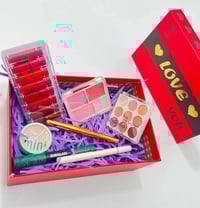 طقم مكياج • ماسكرا مقاومة للماء • توصيل بغداد