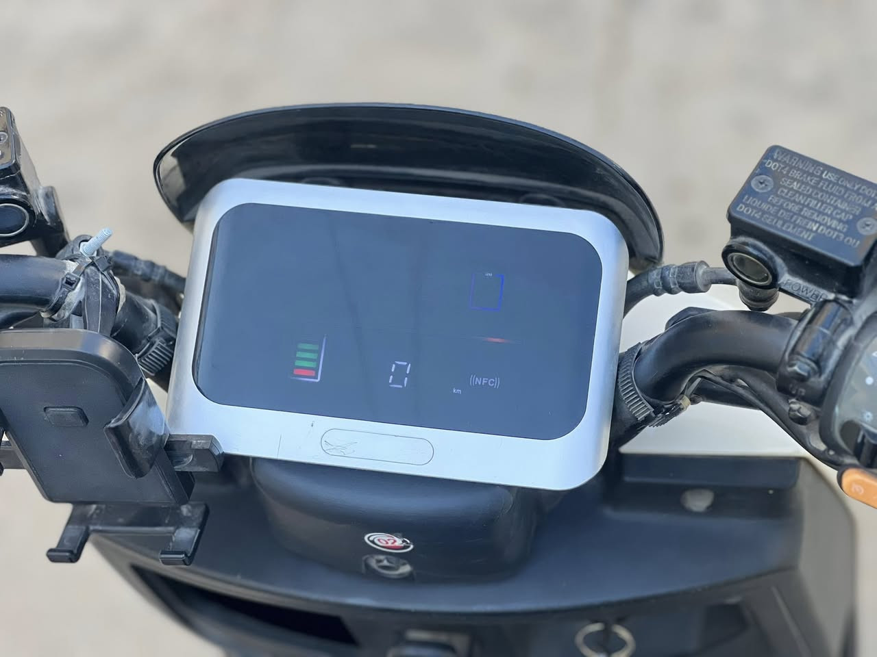 السلام عليكم 
دراجه شحن للبيع موديل 2024
كلش نصيفه 
سرعه 80
6 بطاريه  
الهاتف !***********
