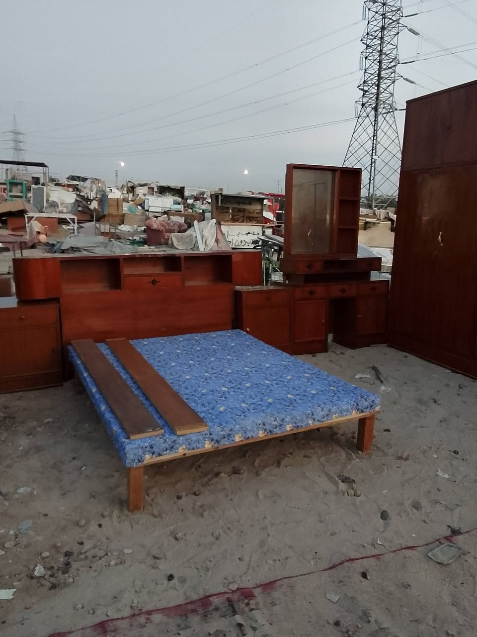 غرفه اخشاب ام السته طابقين تسكام للبيع مكان نجف ***********
